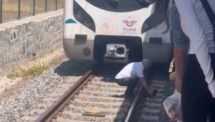 Raylar Üzerindeki Kediyi Fark Eden Makinistten Alkışlanacak Hareket