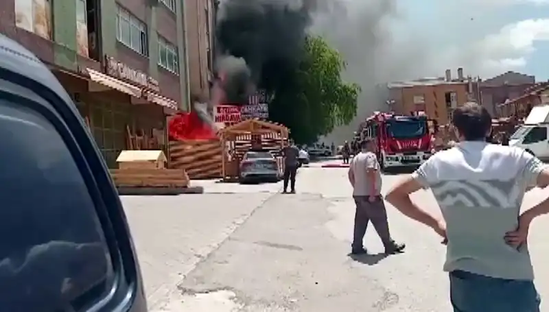 Ankara'da İş Yerlerinde Şiddetli Yangın: Alevler Kontrol Altına Alınamadı
