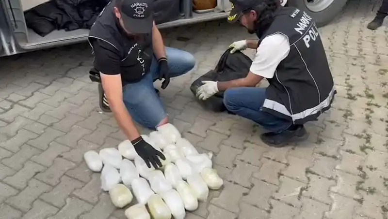 Yolcunun Valizinde Bulunan 13 Kilo Metamfetamin Uyuşturucu Operasyonunu Sarsıntıya Uğrattı