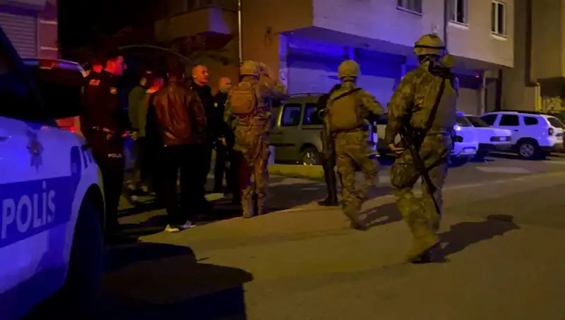 Balkondan Tüfekle Havaya Ateş Açan Şahıs, Polisin Gelmesiyle Kendini Eve Kilitledi