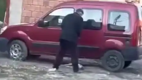 Sokak Ortasında Köpeğe Şiddet: Hayvanseverler Tepkili!