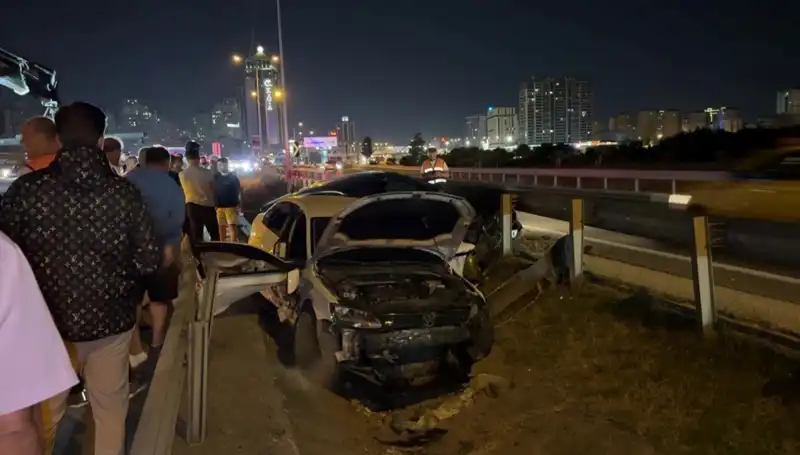 İki Araç Yol Ayrımındaki Boşluğa Düşerek Kaza Yaptı