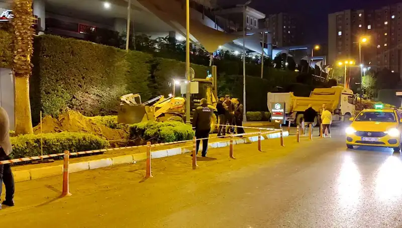 Küçükçekmece'de Doğal Gaz Borusu Patladı, Panik İçinde Vatandaşlar Sokağa Döküldü