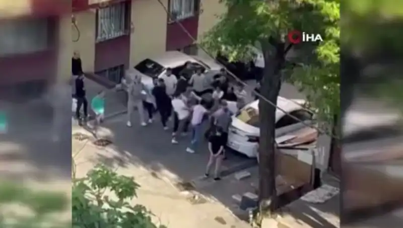 Kapıları Zorlayan Madde Bağımlısına Dayak: Olayın Ardında Neler Yatıyor?
