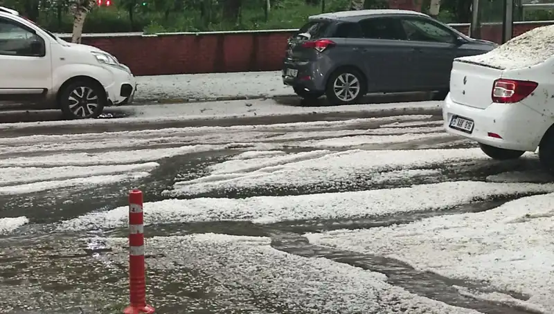 Ardahan'da Dolu Yağışı Şehri Beyaza Bürüdü, Tarım Alanları Etkilendi