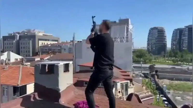 İstanbul'da Şaşırtan Operasyon: Çatıda AK-47 Ele Geçirildi!