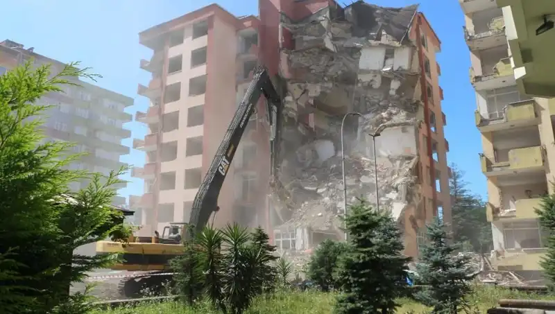 Dalgaların Gücü: İki Bina Yıkılıyor, Deprem Endişesi Aşılıyor