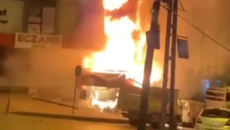 Başakşehir'de İş Merkezinde Korkutan Yangın: Detaylar Ortaya Çıktı
