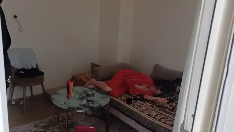 Dehşet Verici Olay: Bir Adamın Yanındaki Kadına Uyguladığı Şiddet