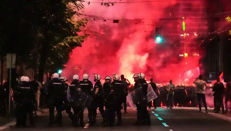 Sırbistan'da Erken Seçim Protestoları: On Binler Sokağa Döküldü