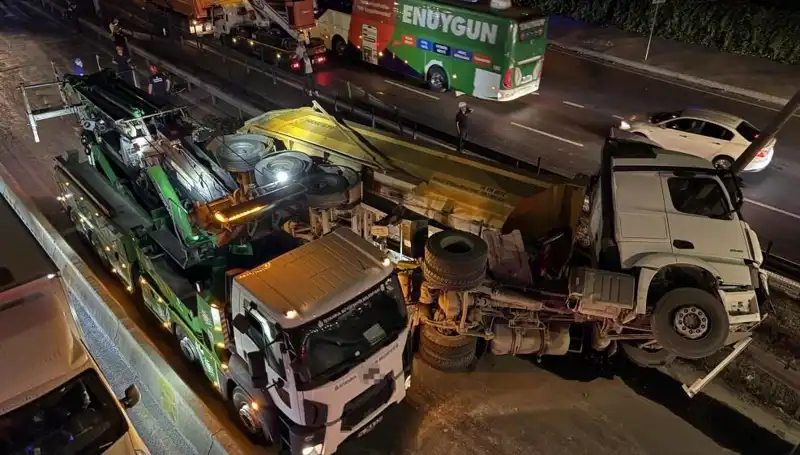 Moloz Yüklü Hafriyat Kamyonu Devrildi: Şok Edici Kaza Detayları
