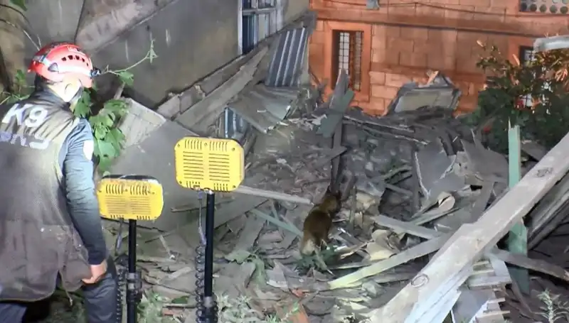 İstanbul'da Deprem Sonrasında Çöken Bina: Detaylar ve İlk Yorumlar