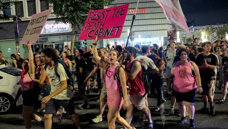 Tel Aviv'de Netanyahu'ya Karşı On Binler Sokağa İndi: Protestolar Büyüyor!