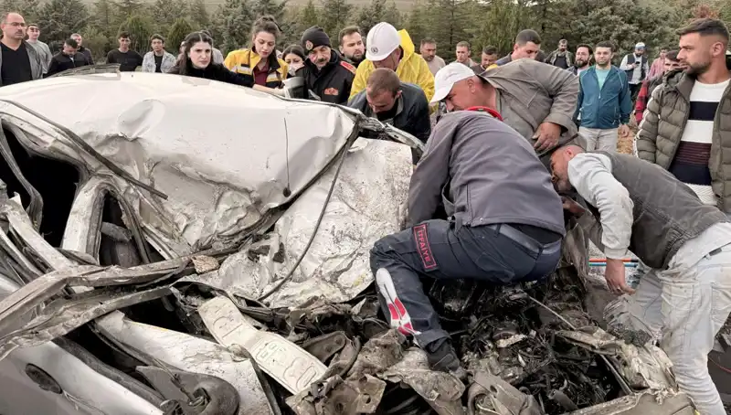 TIR ile Çarpışan Araç Kağıt Gibi Ezildi: Korkunç Kazanın Detayları