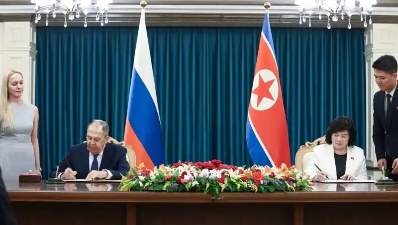 Lavrov ve Kuzey Koreli Mevkidaşı, Bölgesel Güvenlik Üzerine Önemli Görüşme Gerçekleştirdi
