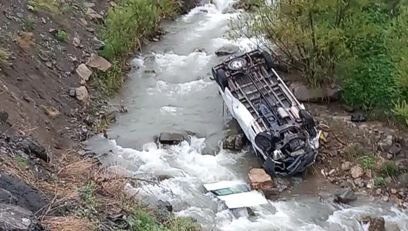 Hakkari’de Minibüs Devrildi: Can Pazarı! İki Kişi Hayatını Kaybetti, Üç Yaralı Var
