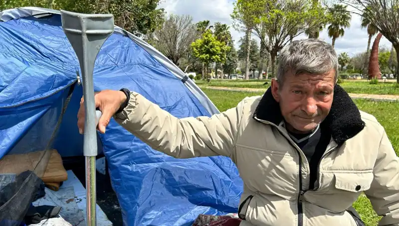 Kaza Sonrası Hayatını Kaydıran İyilik Arayışı: Parkta Çadırda Yaşayan Adam