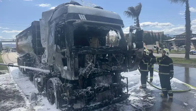 Kum Yüklü TIR Alev Alev Yandı: O Anlar Kayıtlara Geçti