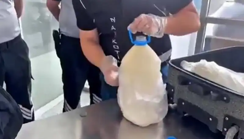 Havalimanında Süt Şişesi İçinde Ele Geçirilen Uyuşturucu İle Şok Gelişme