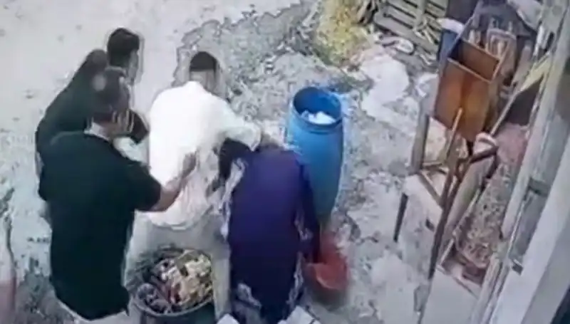 Başakşehir'de Babadan Oğula: Bidon Kavgası Korkunç Bir Çatışmaya Dönüştü