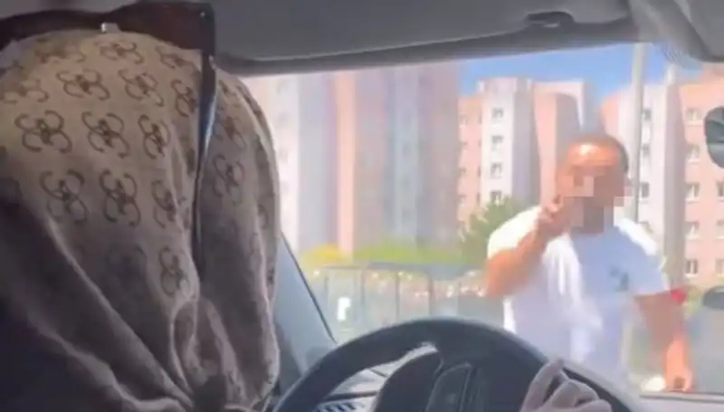 Trafikte Dehşet Anları: Aracını Yumruklayan Saldırıya Uğradı