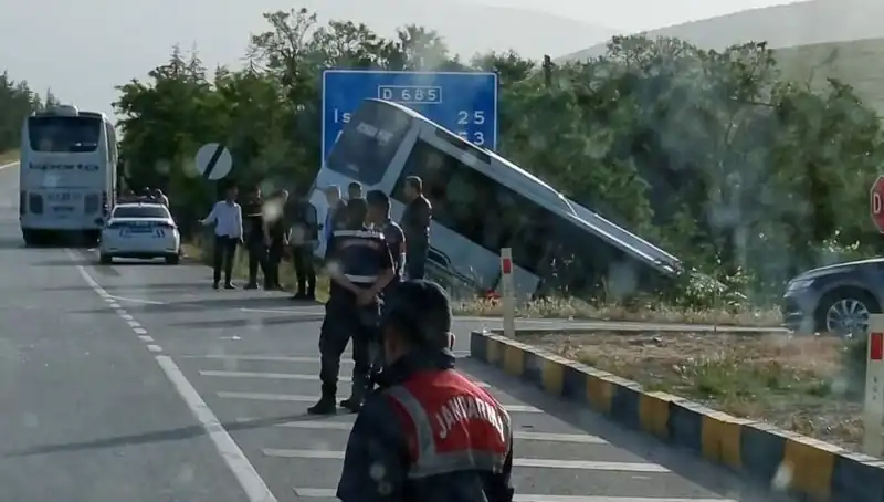 Isparta'da Tur Otobüsü ile Yolcu Otobüsü Çarpıştı: Yaralı Sayısı Artıyor