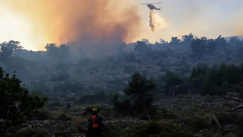 Eğriboz Adası'ndaki Yangın Felaketi: İki Köy Acil Tahliye Edildi