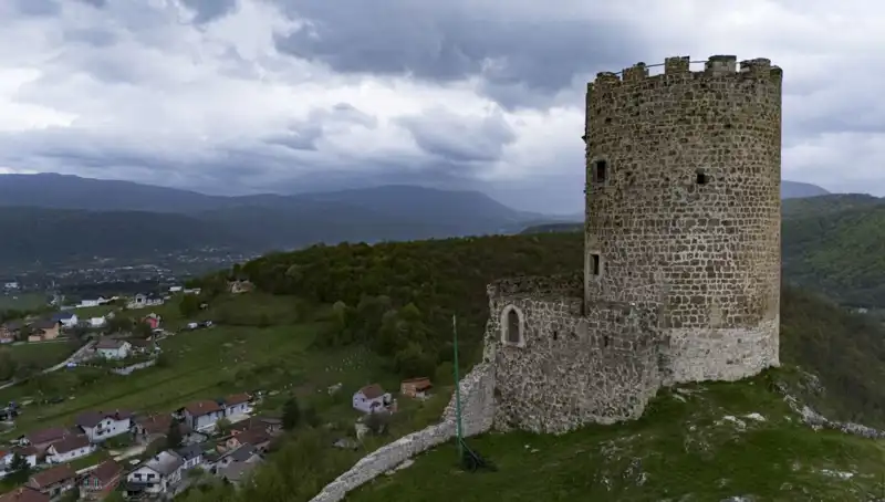 Sokolac Kalesi: Bosna Hersek’te Tarihin İzlerini Taşıyan Bir İhtişam