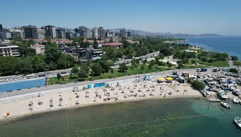 İstanbul'da Sıcak Hava Sorunu: Caddebostan Sahilinde Kalabalık Anlar