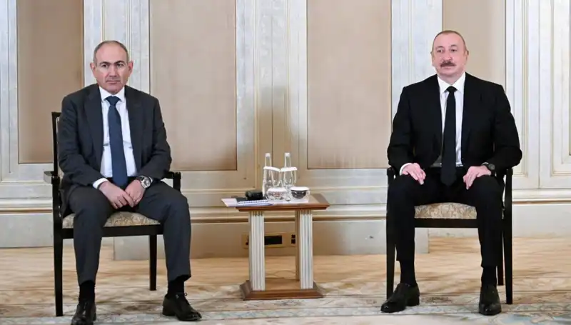 Aliyev ve Paşinyan, Abu Dabi'de Barış İçin Tarihi Zirve Gerçekleştirdi