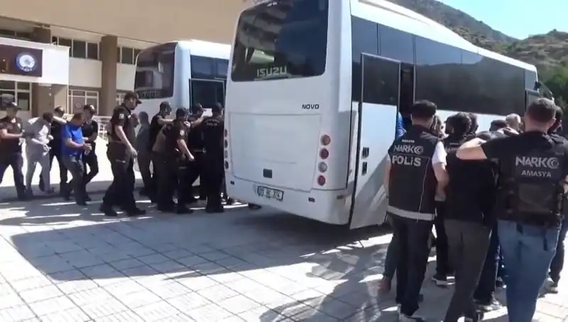 Amasya'da Uyuşturucu Operasyonu: 13 Kişi Tutuklandı, Uyuşturucu Çetesi Çökertildi!