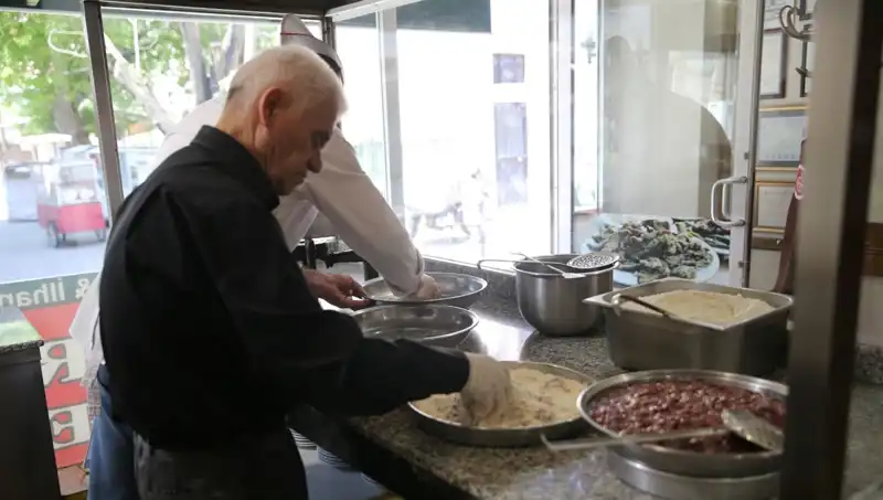 Usta Ciğerci, 60 Yıllık Deneyimiyle Lezzete Doyuruyor