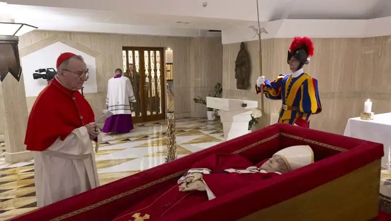 Papa'nın Tabutundaki Fotoğraflar İlk Kez Ortaya Çıktı