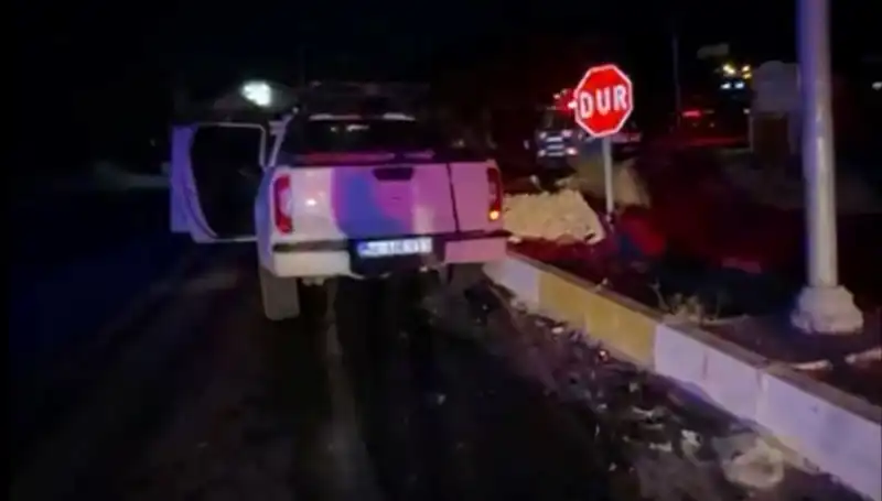 İzmir'de Korkutan Kaza: Kamyonet ve Hafif Ticari Araç Çarpıştı, 7 Yaralı!