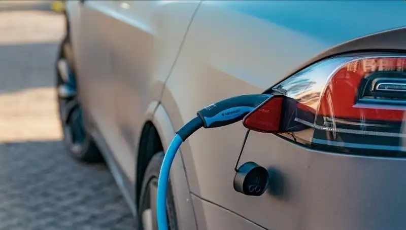 Elektrikli Araç Satışlarındaki Düşüş: Tüketiciler Neden Araç Alımından Vazgeçiyor?