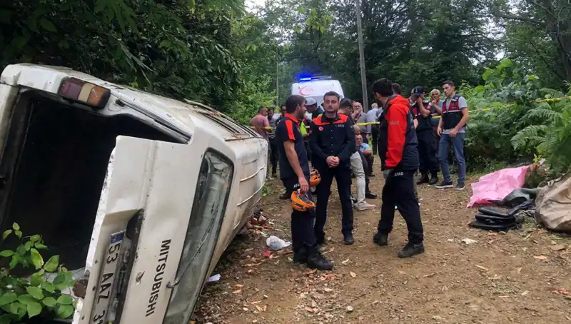 Rize'de Yamaçtan Yuvarlanan Minibüste İki Kişi Hayatını Kaybetti
