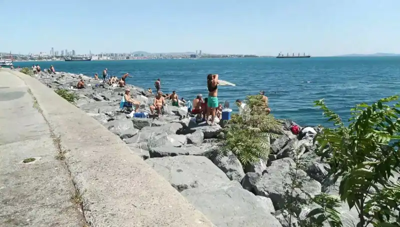 İstanbullular Hava Sıcaklığı Artınca Plajlara Akın Etti!