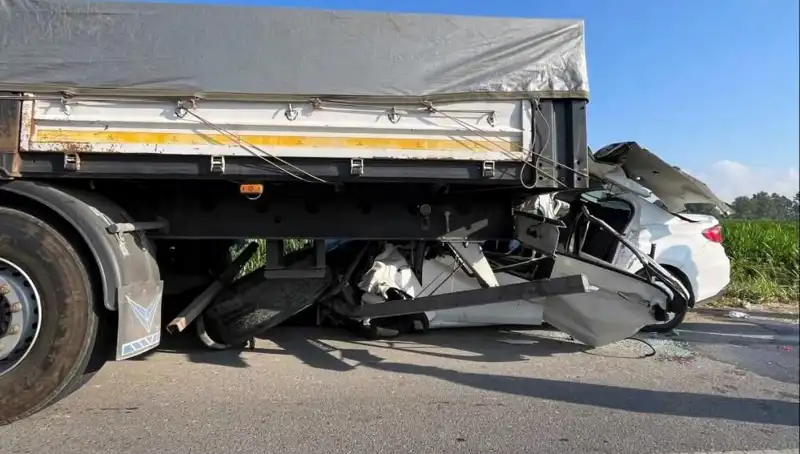 Sakarya'da Feci Kaza: Motorcu Hayatını Kaybetti, Trafik Kilitlendi