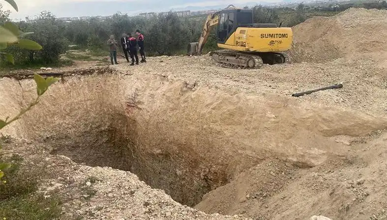 İzinsiz Kazı Yapan 4 Kişi Gözaltına Alındı: Olayın Detayları Aydınlatıldı!