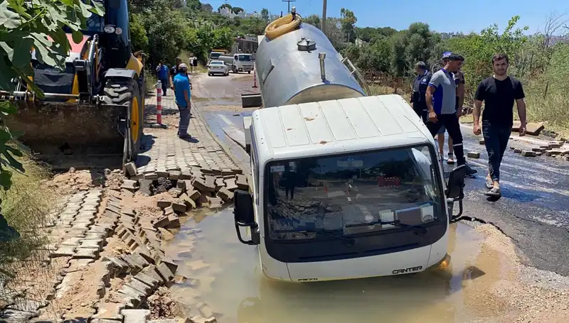 Bodrum'da Su Hattı Patladı: Tanker Çukura Düştü, Şok Etkisi Yarattı!