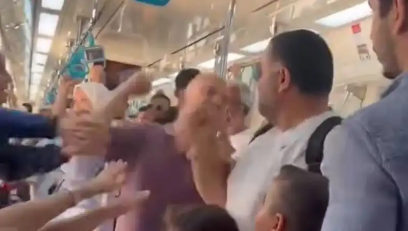 Marmaray'da Meydana Gelen Yumruklu Kavga Yolcuları Şaşkına Çevirtti