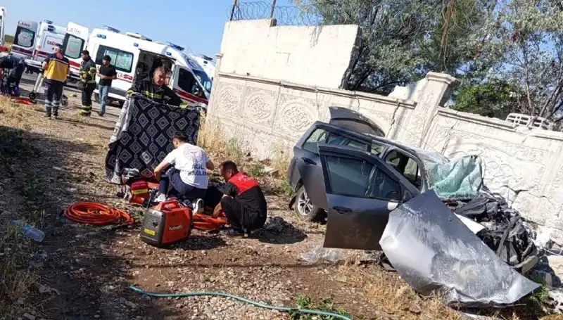 Lastiği Patlayan Araç İstinad Duvarına Çarptı: Korkunç Kaza Sonrası 1 Ölü, 6 Yaralı