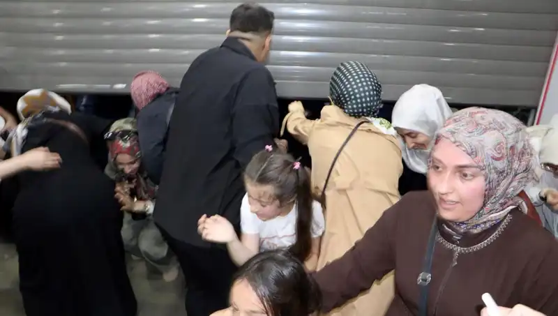 AVM'de Yüzde 50 İndirim Fırtınası: Alışveriş Tutkunları Bir Araya Geldi