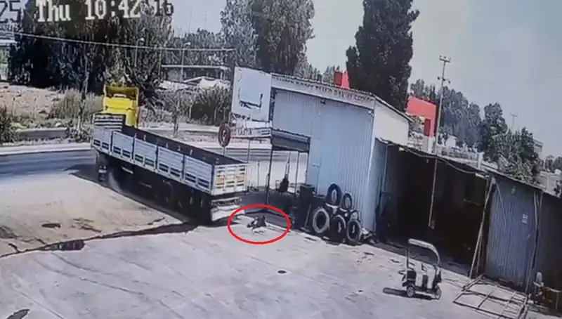 Tamirhanede Korkunç Kaza: 16 Yaşındaki Çocuk İşçi TIR'ın Altında Kaldı