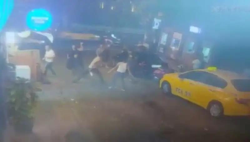 Beyoğlu'nda Laf Atma Kavgasında Olaylı Gece: Kan Aktı