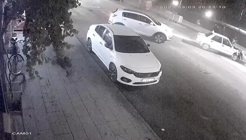 Yayalara Yol Vermek İsteyen Sürücüye Arkadan Çarpan Araçlar Trafiği Felç Etti