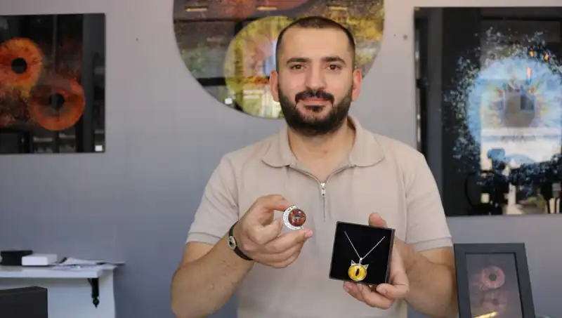 Çektiği İris Fotoğraflarını Takı ve Tabloya Dönüştüren Sanatçı: "İlk Uygulayan Kişi Benim"