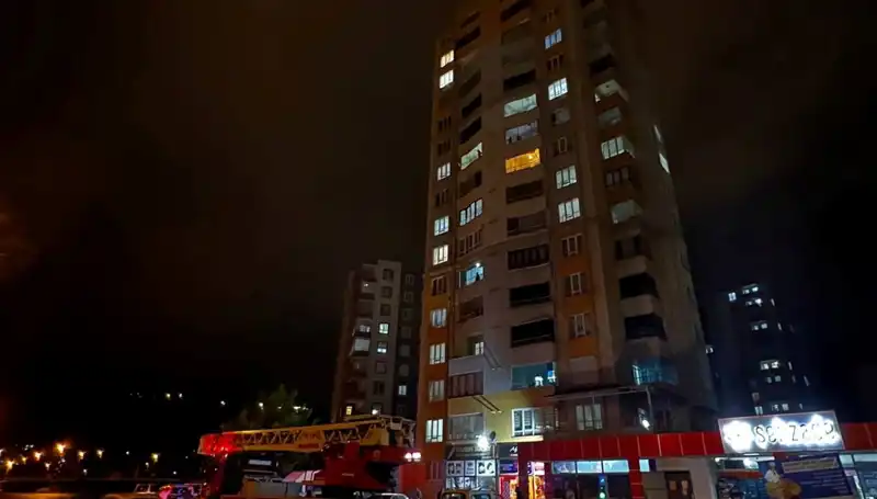 Yıldırım Düşmesi Apartman Çatısında Yangına Neden Oldu